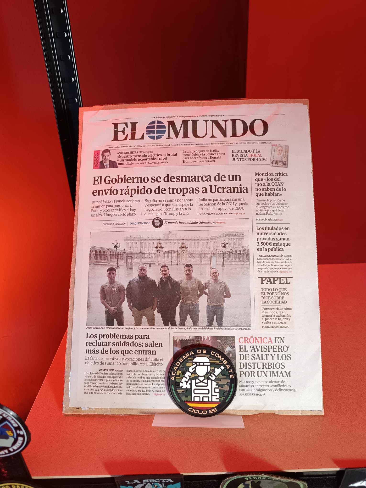 Academia de Combate como portada de "El Mundo"